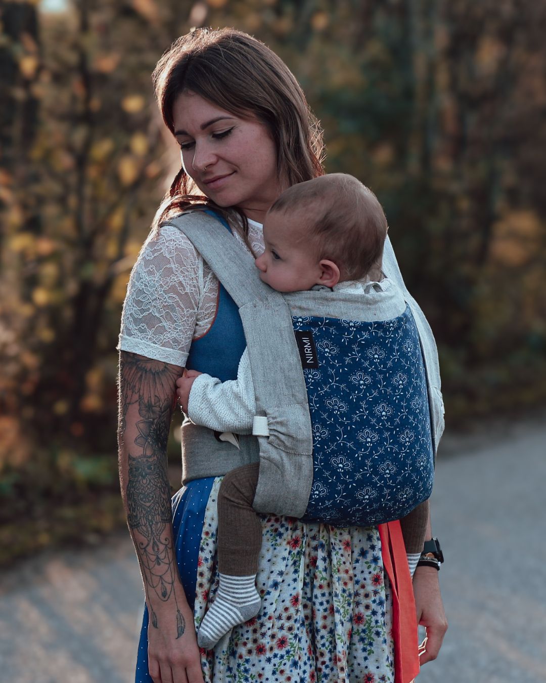 Mochila portabebés NIRMI Pure con parche estampado azul "Krönchen" (Austria)